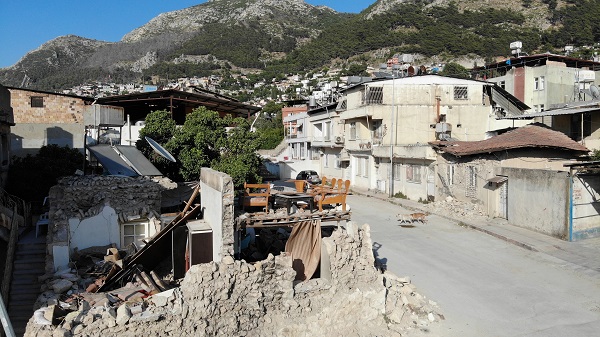 Foto - Bu manzara herkesi şaşırtıyor! Enkazın ortasındaki koltuk takımının sırrı ne?