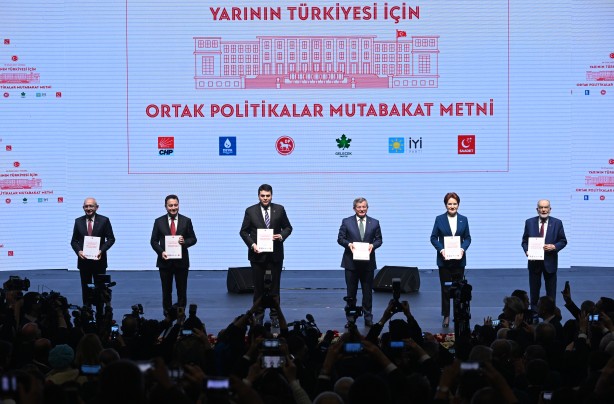 Foto - Bu masa Türkiye'yi mi yönetecek? "Mutabakat Metni'' tanıtılırken uyudu