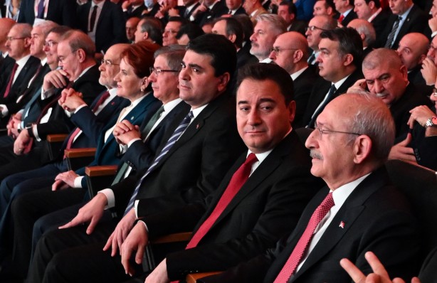 Foto - Bu masa Türkiye'yi mi yönetecek? "Mutabakat Metni'' tanıtılırken uyudu