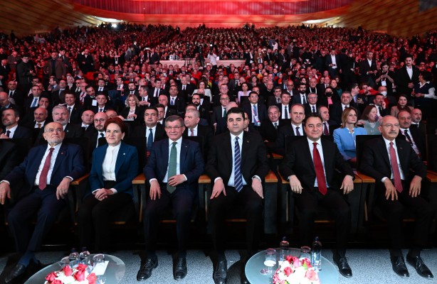 Foto - Bu masa Türkiye'yi mi yönetecek? "Mutabakat Metni'' tanıtılırken uyudu
