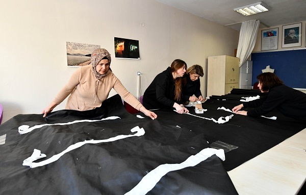 Bu mesai yürekleri yakıyor! Afet bölgesi için binlercesi dikildi