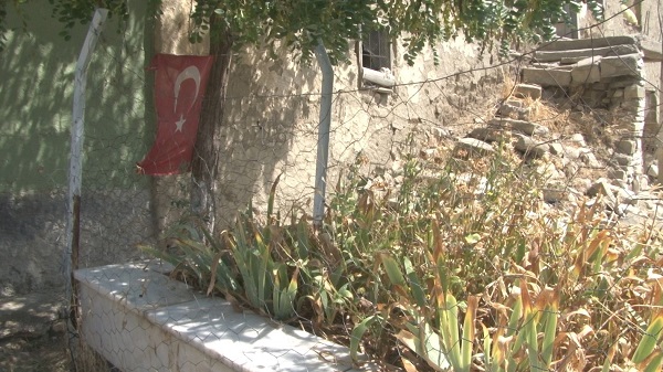 Bu mezarlara gözleri gibi bakıyorlar!