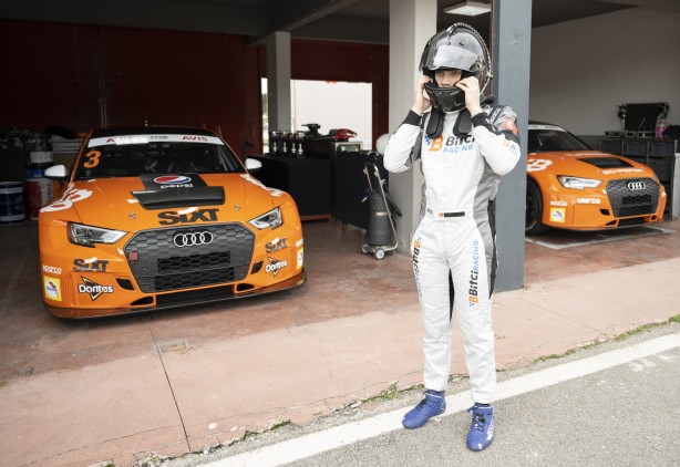 Foto - Bu nasıl oluyor? Ehliyeti yok ama pistlerin tozunu attırıyor! Üstelik şampiyonluğu bulunuyor! Onun tek idolü Schumacher!