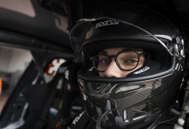 Foto - Bu nasıl oluyor? Ehliyeti yok ama pistlerin tozunu attırıyor! Üstelik şampiyonluğu bulunuyor! Onun tek idolü Schumacher!