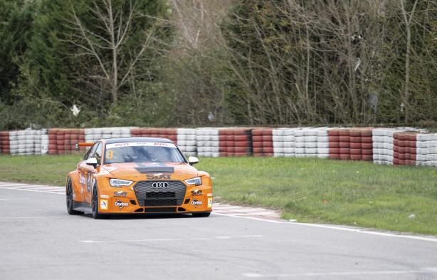 Foto - Bu nasıl oluyor? Ehliyeti yok ama pistlerin tozunu attırıyor! Üstelik şampiyonluğu bulunuyor! Onun tek idolü Schumacher!