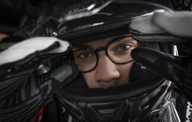 Foto - Bu nasıl oluyor? Ehliyeti yok ama pistlerin tozunu attırıyor! Üstelik şampiyonluğu bulunuyor! Onun tek idolü Schumacher!