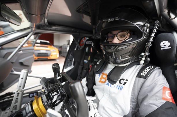 Foto - Bu nasıl oluyor? Ehliyeti yok ama pistlerin tozunu attırıyor! Üstelik şampiyonluğu bulunuyor! Onun tek idolü Schumacher!