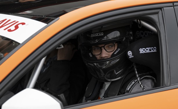 Foto - Bu nasıl oluyor? Ehliyeti yok ama pistlerin tozunu attırıyor! Üstelik şampiyonluğu bulunuyor! Onun tek idolü Schumacher!