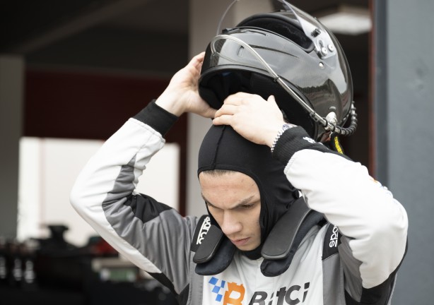 Foto - Bu nasıl oluyor? Ehliyeti yok ama pistlerin tozunu attırıyor! Üstelik şampiyonluğu bulunuyor! Onun tek idolü Schumacher!