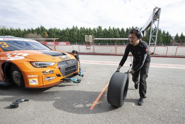 Foto - Bu nasıl oluyor? Ehliyeti yok ama pistlerin tozunu attırıyor! Üstelik şampiyonluğu bulunuyor! Onun tek idolü Schumacher!