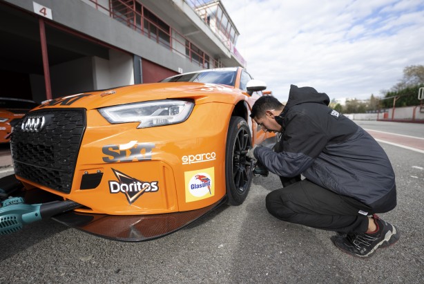 Foto - Bu nasıl oluyor? Ehliyeti yok ama pistlerin tozunu attırıyor! Üstelik şampiyonluğu bulunuyor! Onun tek idolü Schumacher!