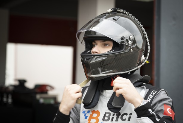 Foto - Bu nasıl oluyor? Ehliyeti yok ama pistlerin tozunu attırıyor! Üstelik şampiyonluğu bulunuyor! Onun tek idolü Schumacher!