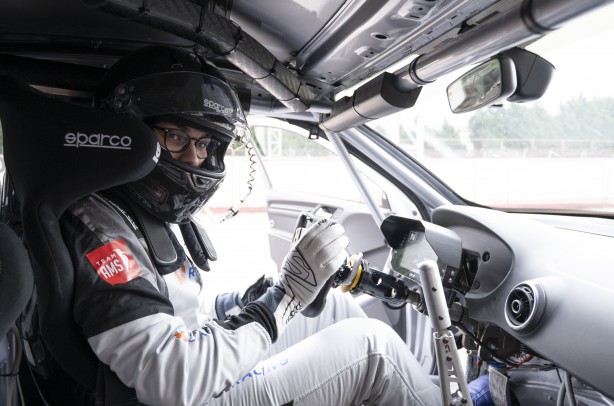 Bu nasıl oluyor? Ehliyeti yok ama pistlerin tozunu attırıyor! Üstelik şampiyonluğu bulunuyor! Onun tek idolü Schumacher!