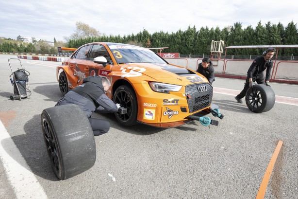 Foto - Bu nasıl oluyor? Ehliyeti yok ama pistlerin tozunu attırıyor! Üstelik şampiyonluğu bulunuyor! Onun tek idolü Schumacher!