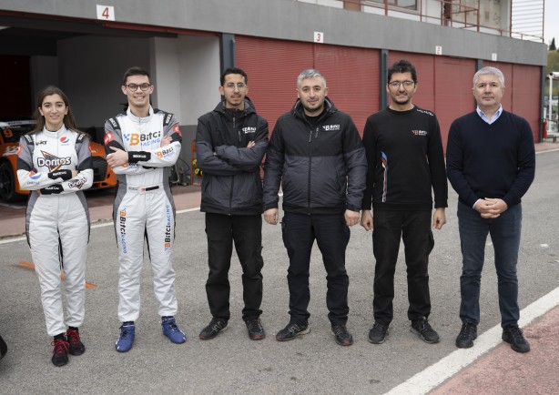 Foto - Bu nasıl oluyor? Ehliyeti yok ama pistlerin tozunu attırıyor! Üstelik şampiyonluğu bulunuyor! Onun tek idolü Schumacher!