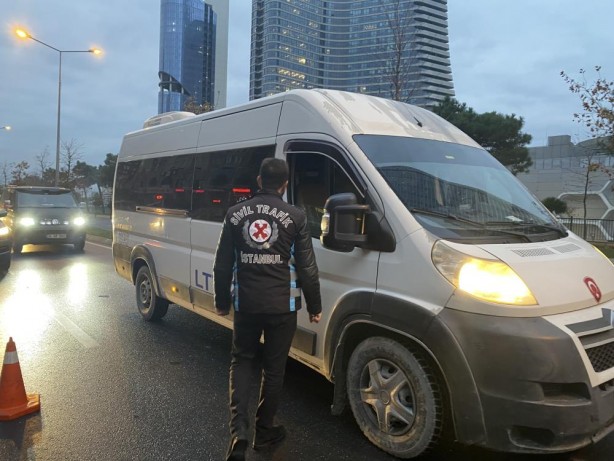 Foto - Bu nasıl servis şoförü! Ceza yedi akıllanmak yerine bakın ne yaptı