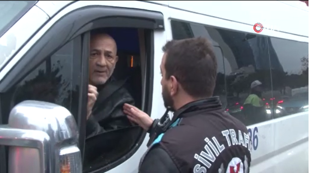 Bu nasıl servis şoförü! Ceza yedi akıllanmak yerine bakın ne yaptı
