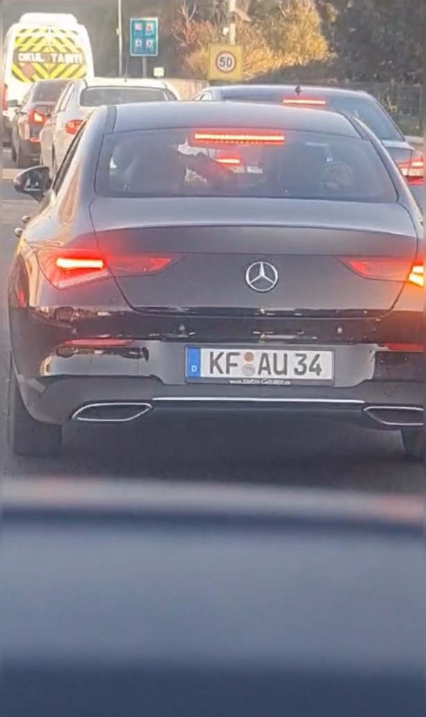 Bu nasıl vicdan? Engelli çocuğunun yanında... TEM Otoyolu’nda dehşet anları!