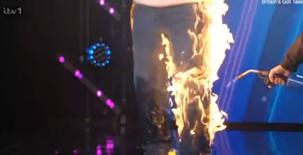 Foto - Bu nasıl yarışma! Kendini yakarak bakın ne yaptı