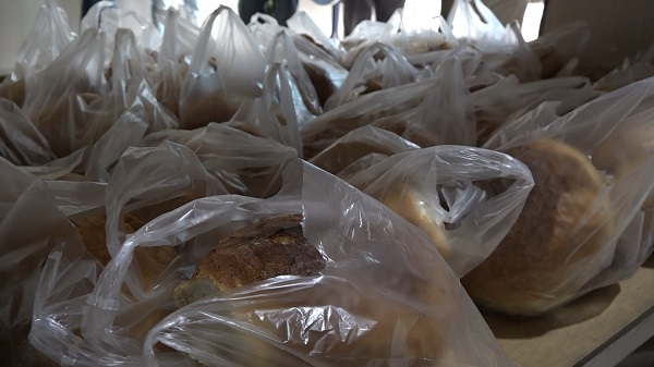 Foto - Bu ne yaman çelişki! Ucuza ekmek sattı diye başına gelmeyen kalmadı