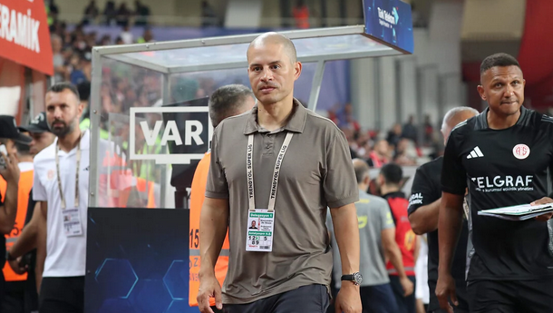 Bu neyin kafası böyle! Bi kendine gel artık Alex de Souza...