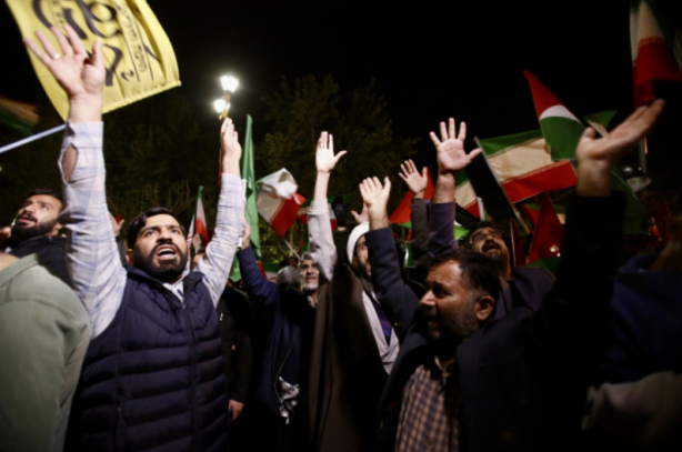 Foto - Bu neyin kutlamasıysa… Tahran’da halk sokağa indi!