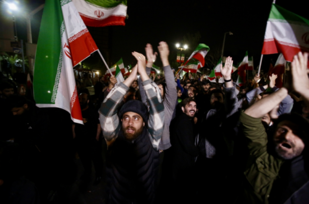 Foto - Bu neyin kutlamasıysa… Tahran’da halk sokağa indi!