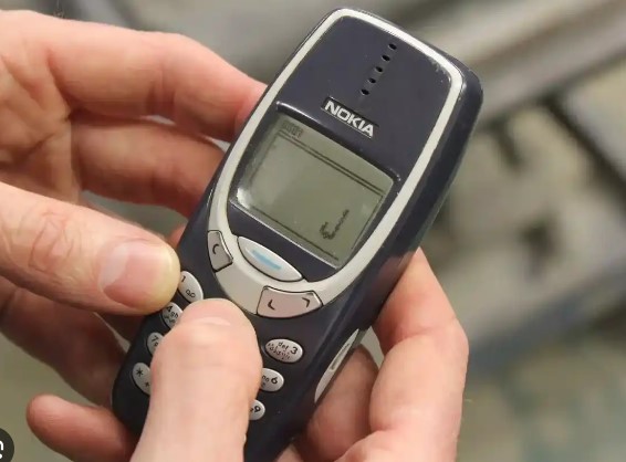 Foto - Bu okulda akıllı telefon yasak! Sadece nokia tuşlu telefon kullanılıyor!