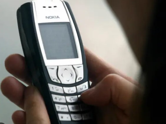 Bu okulda akıllı telefon yasak! Sadece nokia tuşlu telefon kullanılıyor!