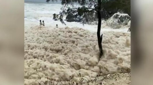 Bu olay nadiren görülüyor! Halk sahillere akın etti