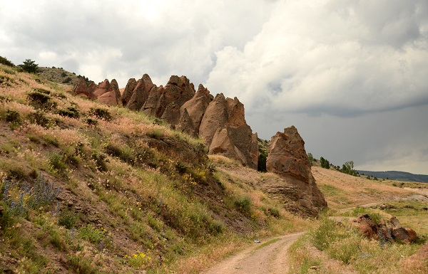 Bu peri bacaları Kapadokya’da değil! 