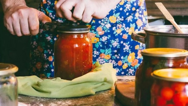 Bu püf noktayla konserve kapakları ne atıyor, ne de bozuluyor! İşte 40 yıl açmasanız bozulmayacak konserve sırları