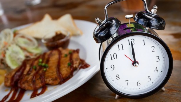 Bu saatten sonra yemek yiyenin vay haline! Kilo almak istemiyorsanız uzak durun