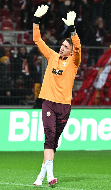 Foto - Bu sefer dikkat! Muslera’dan garip bir çıkış! Kafalar allak bullak oldu…