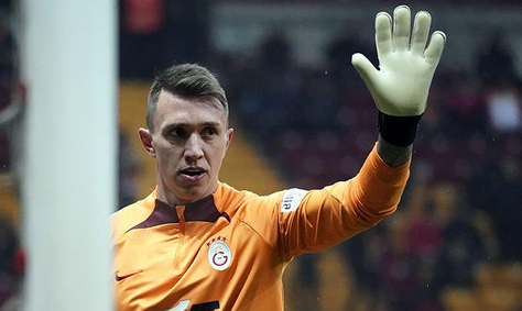 Foto - Bu sefer dikkat! Muslera’dan garip bir çıkış! Kafalar allak bullak oldu…