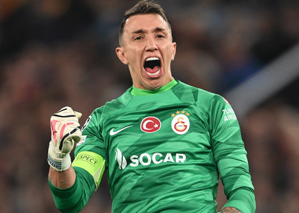 Foto - Bu sefer dikkat! Muslera’dan garip bir çıkış! Kafalar allak bullak oldu…