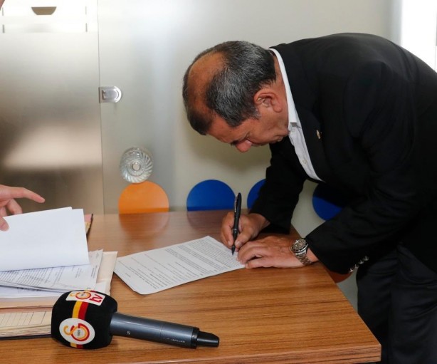 Bu sefer transfer değil! Dursun Özbek imzayı attı