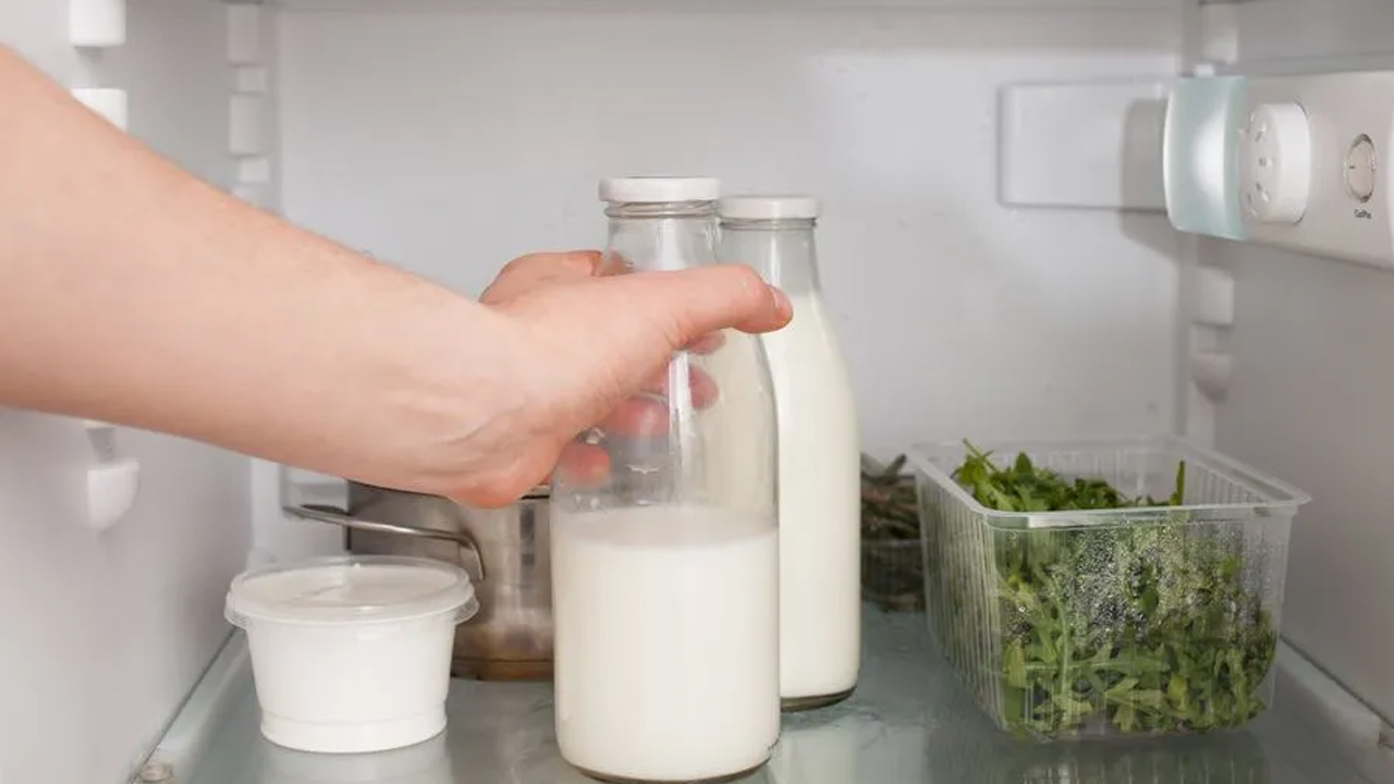 Foto - Bu şekilde asla bozulmuyor! İşte sütü aylarca taze tutmanın püf noktası