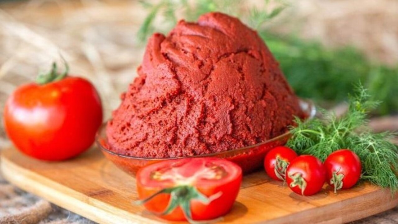 Bu şekilde asla küflenmiyor! Domates salçalarını aylarca saklamanın püf noktası