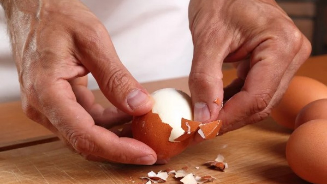 Bu şekilde çok kolay olacak! Yumurta kabuğunu basitçe soyan yöntem