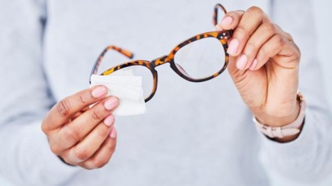 Bu şekilde daha kolay olacak! Gözlük camı temizlemenin en pratik 3 yöntemi