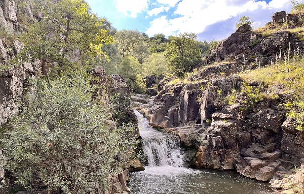 Bu şelale görenleri mest ediyor