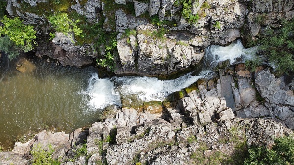 Foto - Bu şelale görenleri mest ediyor