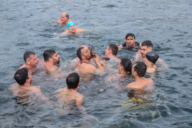 Foto - Bu sene de denizden haç çıkardılar! Bunu neden yaptıklarını biliyor musunuz?