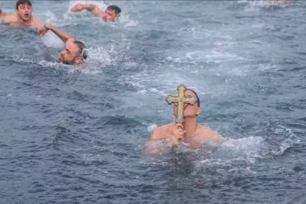 Foto - Bu sene de denizden haç çıkardılar! Bunu neden yaptıklarını biliyor musunuz?