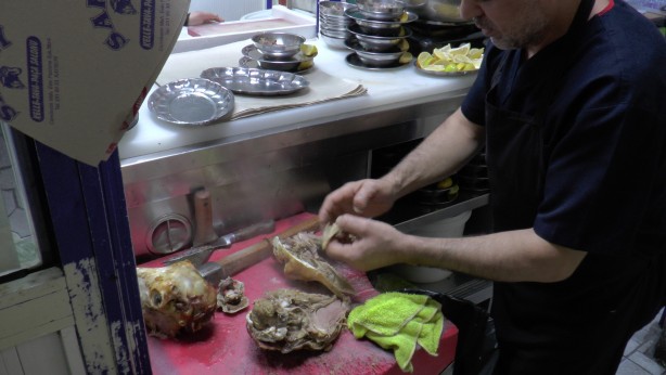 Bu şifa kaynağının yapımı tam 14 saat sürüyor