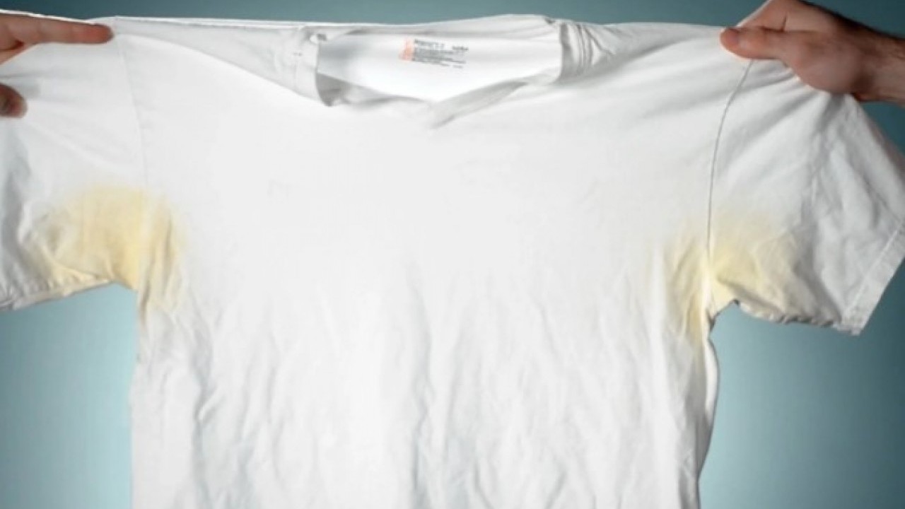 Bu sorunu yaz aylarında sık yaşıyoruz! İşte beyaz kıyafetlerden ter lekesini çıkarmanın kolay yolu