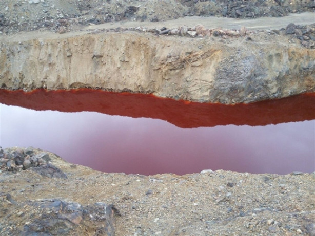 Foto - Bu sudan içebilmek için sıraya giriyorlar