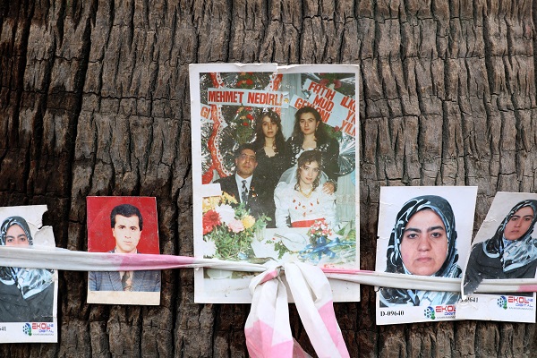 Foto - Bu tablo yürekleri yaktı! Enkazdan çıkan fotoğrafları bakın ne yaptılar