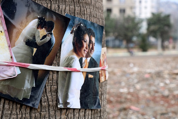 Foto - Bu tablo yürekleri yaktı! Enkazdan çıkan fotoğrafları bakın ne yaptılar